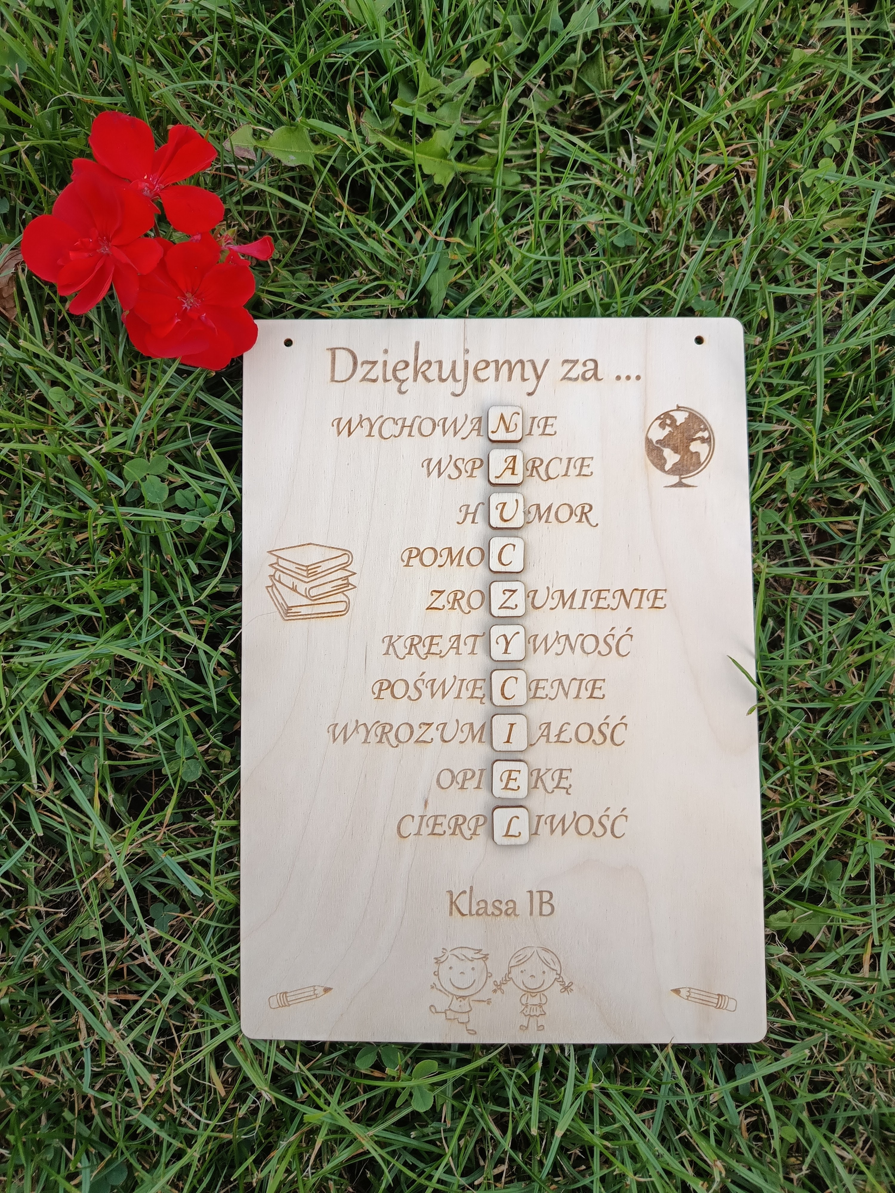 Drewniana półka w aranżacji