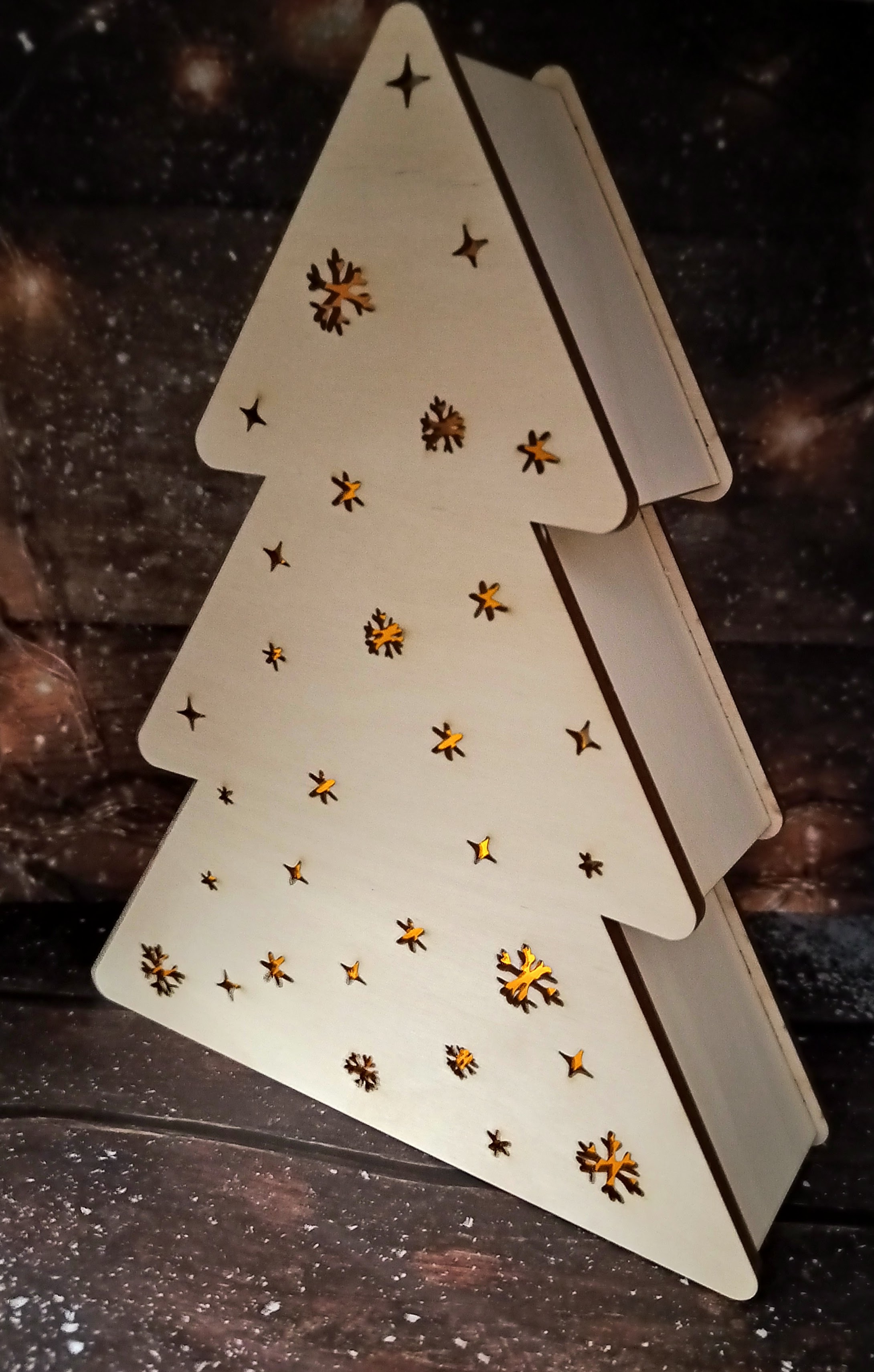 Mały stolik z olejowanego drewna