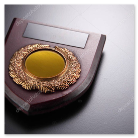 Drewniana plakietka nagrodowa z grawerem