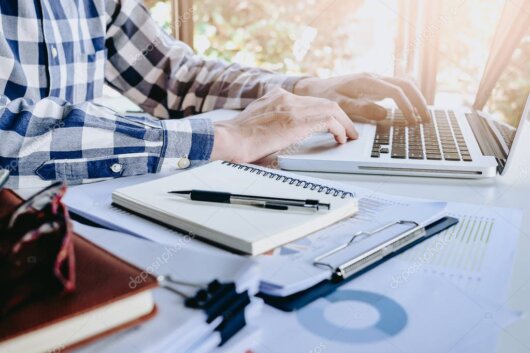 Projektant przygotowujący pliki produkcyjne na laptopie