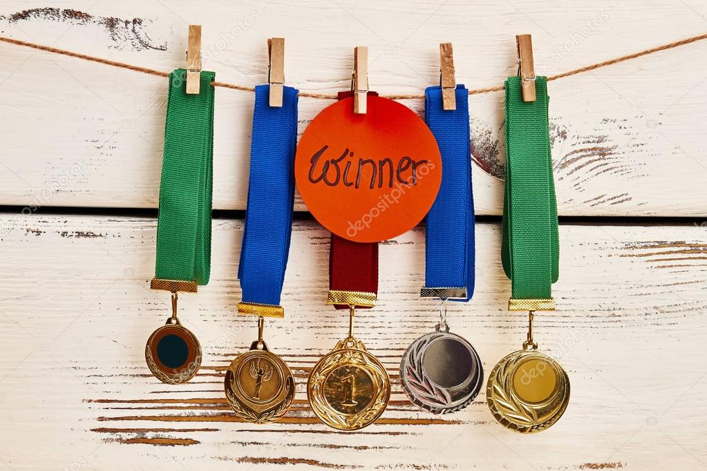 Seria medali drewnianych z numeracją